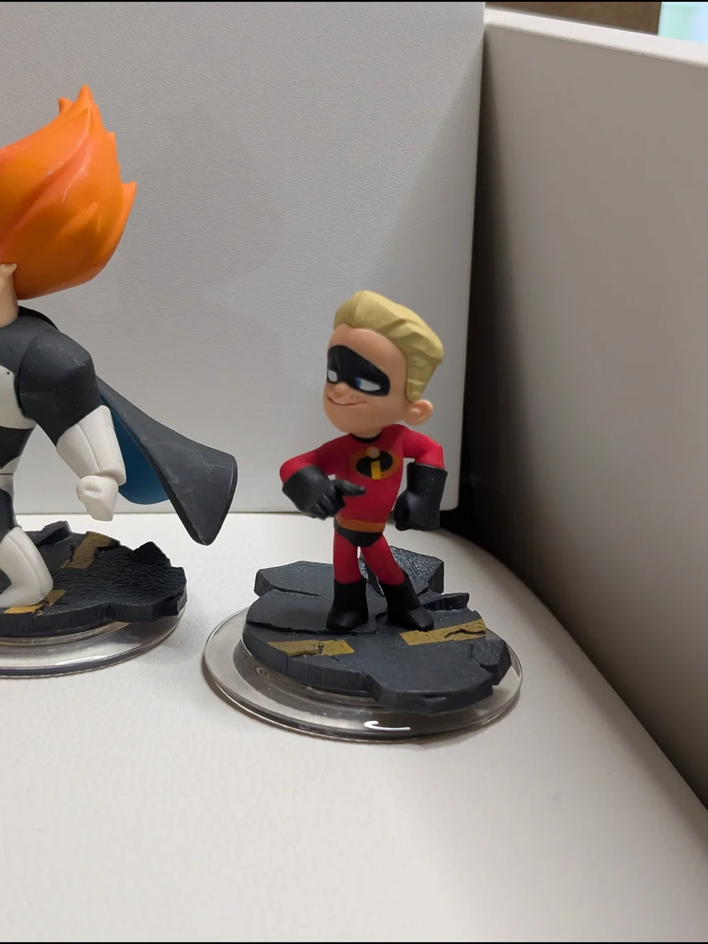 Disney Infinity The Incredibles Game Pieces Mr. Incredible, And Four Other